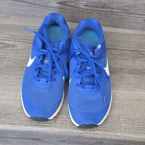 Nike tennis shoes blue and white size 5Y.